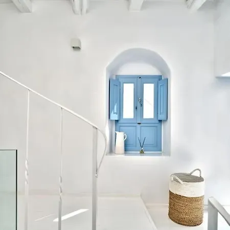 Brunella Paros Naousa (Paros)