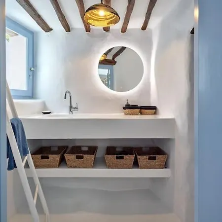 Brunella Paros Naousa (Paros)