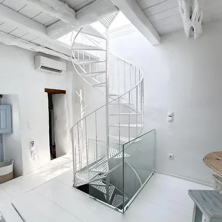 Brunella Paros Naousa (Paros)