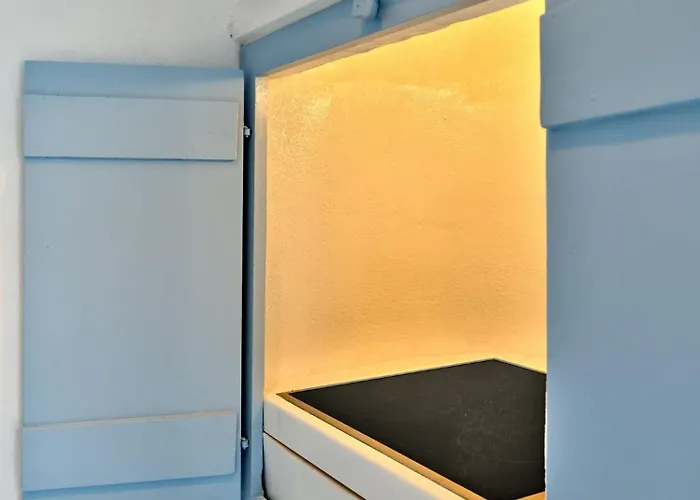 Brunella Paros Naousa